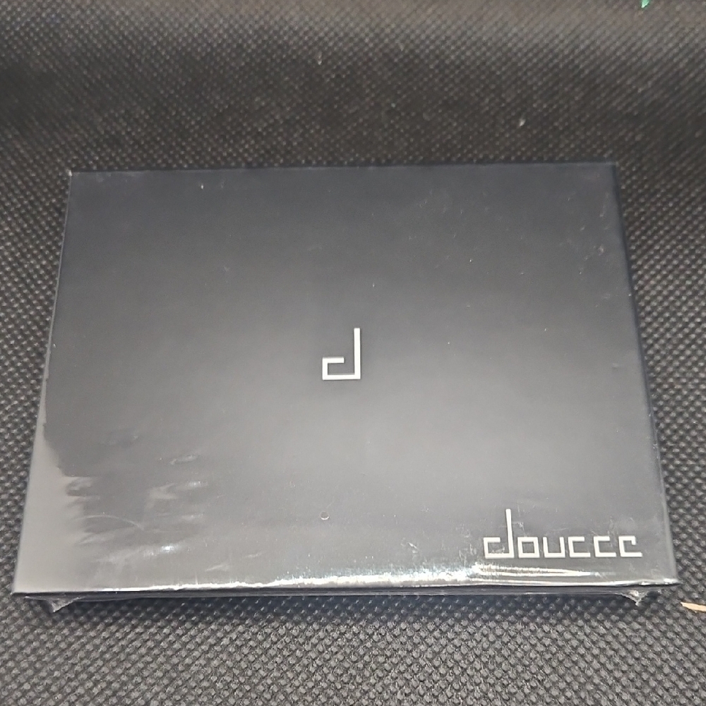 Doucce Elegant Black Electronics Case